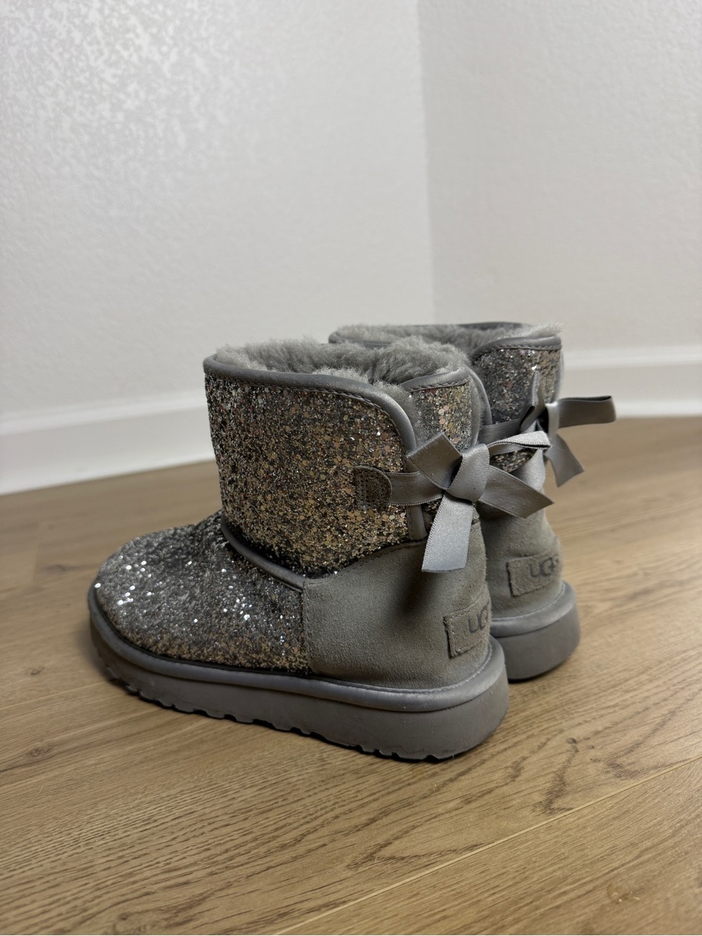 UGG women’s mini bow cosmos Boots size 7